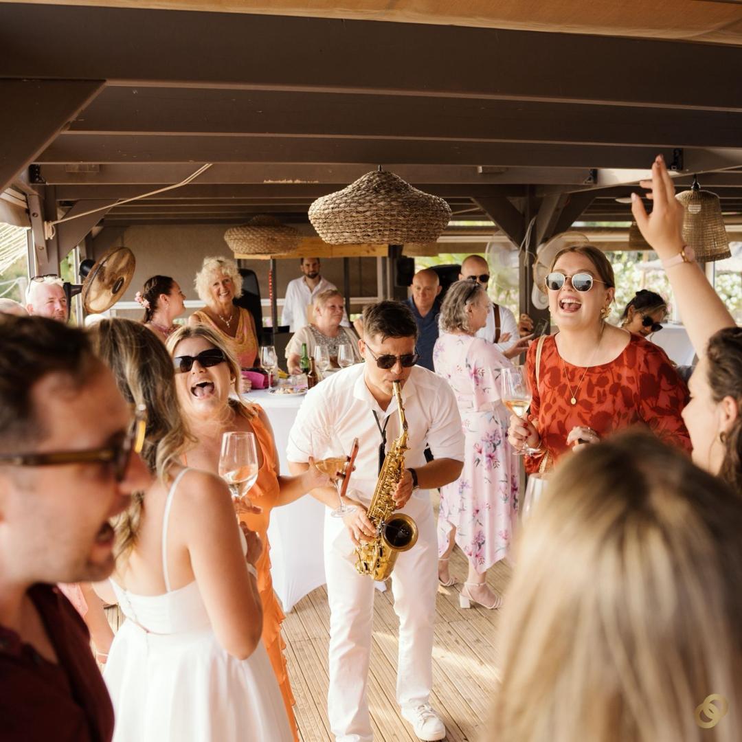 Saxofón en cóctel de boda 