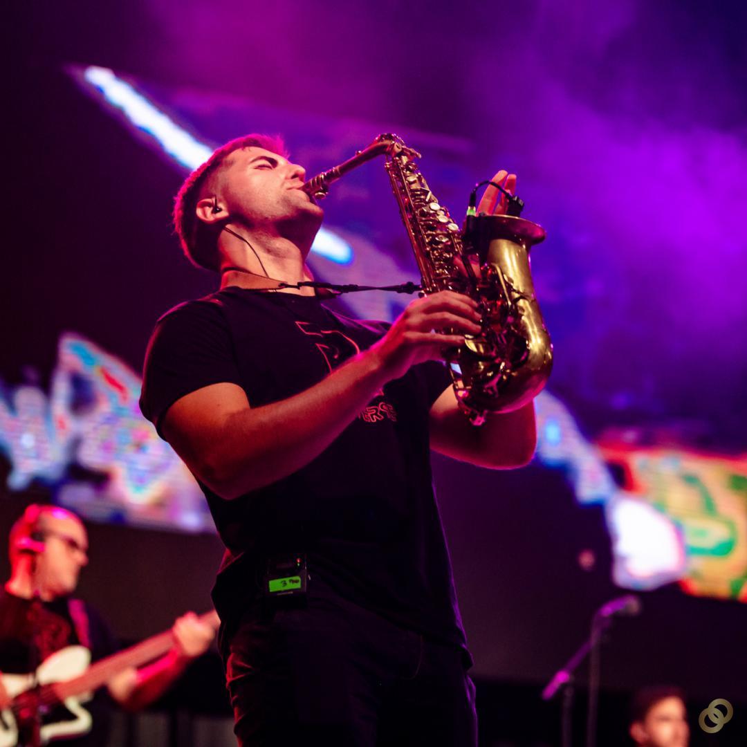 Saxofonista en evento público